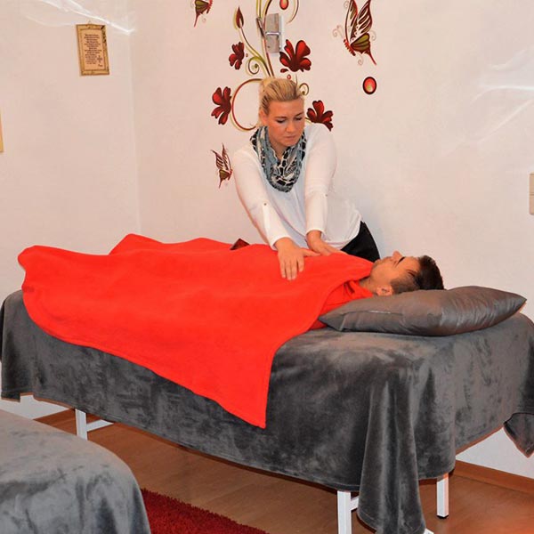 Meditatives Handauflegen bei Nadine Walker Seelenoase